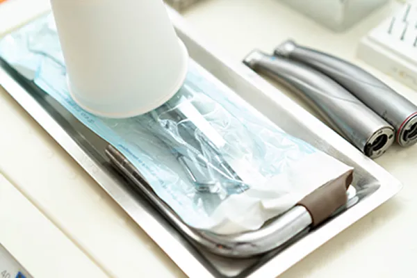 歯根部の歯石除去は1回では行なえません。